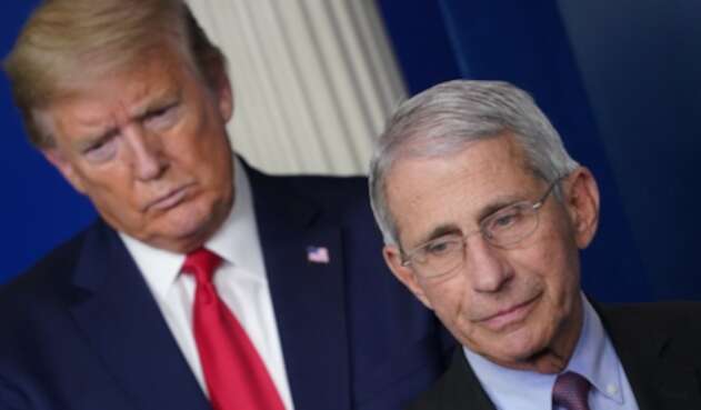 Anthony Fauci junto a Trump
