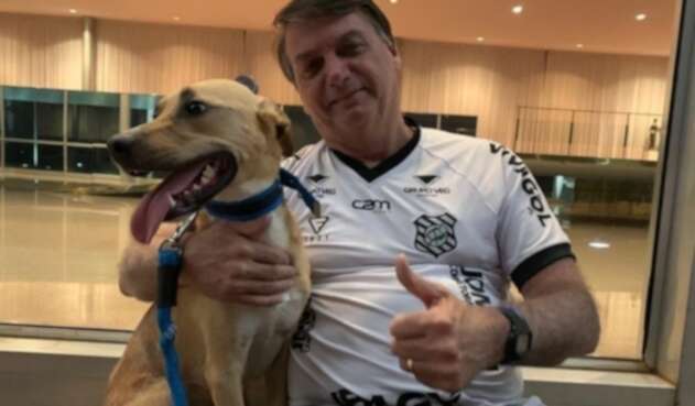 Jair Bolsonaro con su perro