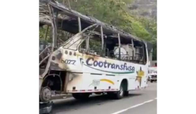 Incendio de bus en túnel de Sumapaz Incendio de bus en túnel de Sumapaz