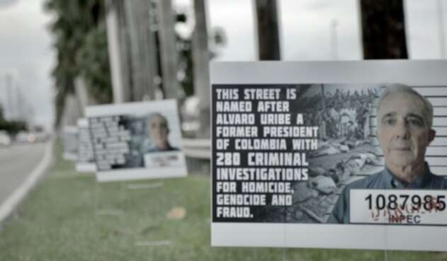 Calle de Miami con el nombre Uribe fue llenada de mensajes en su contra.