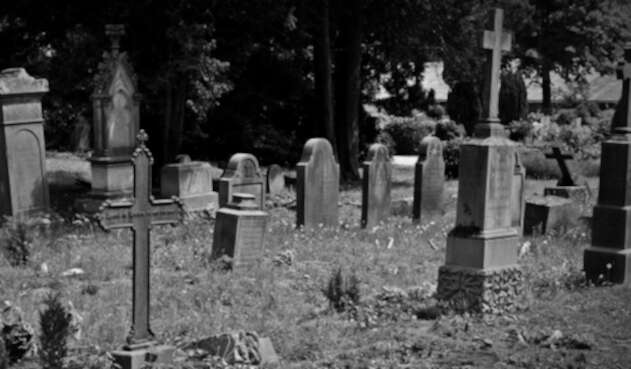 Cementerio - tumba Cementerio - tumba