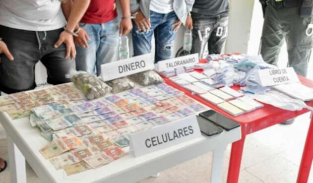 Autoridades lograron capturar a cinco personas y material usado para el chance ilegal fue incautado