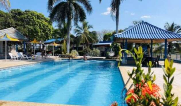 La niña por un descuido de sus padres habría ingresado al piscina
