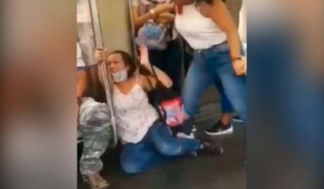 Con puños y patadas se observa la agresión en el sistema masivo.