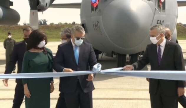 Duque recibiendo avión de EEUU