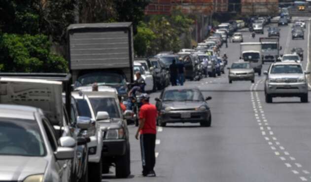 Largas filas de carros en Caracas para cargar combustible