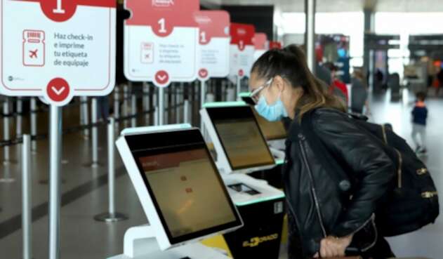 Viajeros en el Aeropuerto El Dorado
