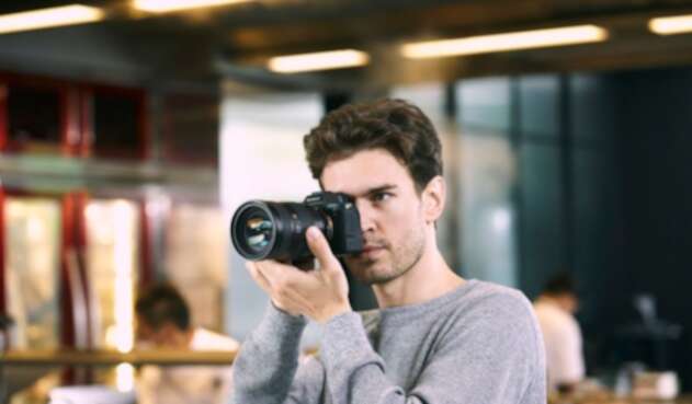 Fotógrafo con cámara profesional