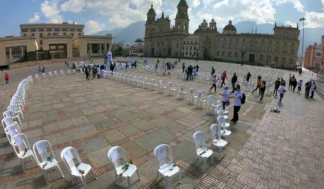 “Las sillas de los ausentes”, homenaje a trabajadores de la salud muertos por covid en Colombia.