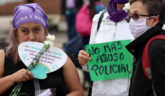 Plantón de mujeres en Bogotá contra abuso policial