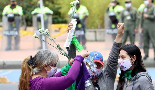Esta idea de la licencia por el ciclo menstrual sonó en Argentina. Plantón de mujeres en Bogotá contra abuso policial