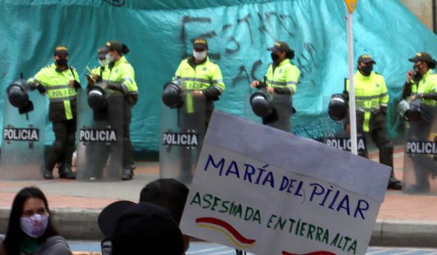 Plantón de mujeres en Bogotá contra abuso policial