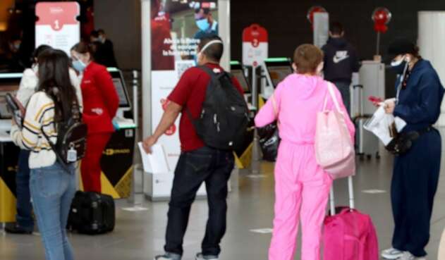 Viajeros en el aeropuerto El Dorado