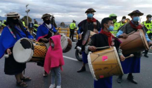 Indígenas protestan en el aeropuerto El Dorado de Bogotá Indígenas protestan en el aeropuerto El Dorado de Bogotá