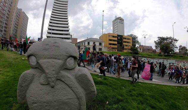 Recorrido por el centro de Bogotá de La minga indígena y llegada a la Plaza de Bolívar