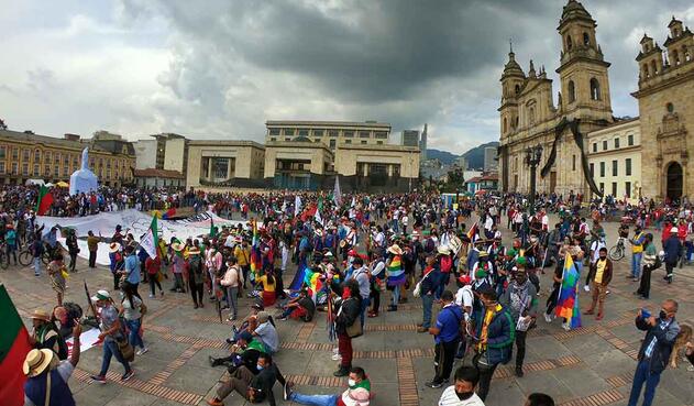 Recorrido por el centro de Bogotá de La minga indígena y llegada a la Plaza de Bolívar