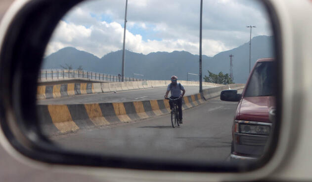 La dura realidad que sufren los ciclistas en Bogotá
