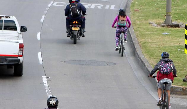 La dura realidad que sufren los ciclistas en Bogotá