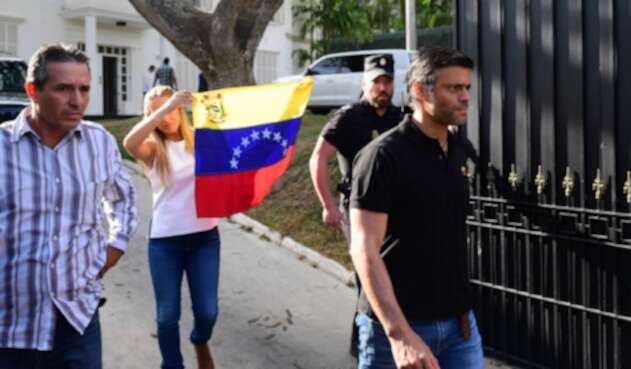Leopoldo López fuera de la embajada española en Caracas Leopoldo López fuera de la embajada española en Caracas