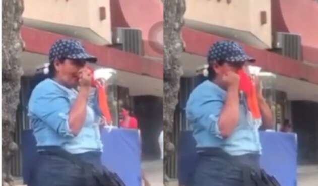Mujer se limpia con los tapabocas, en Santa Marta