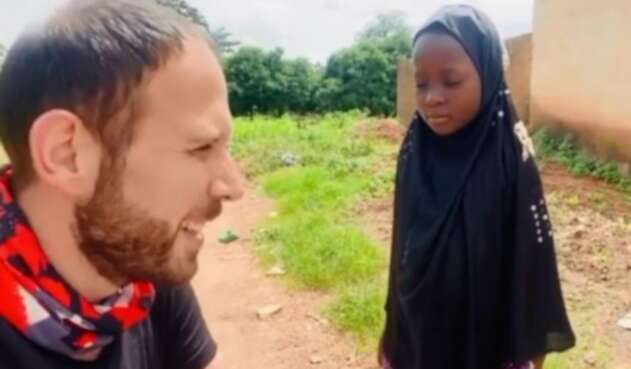 Niña huérfana recibe su primer muñeca y reacciona de forma conmovedora