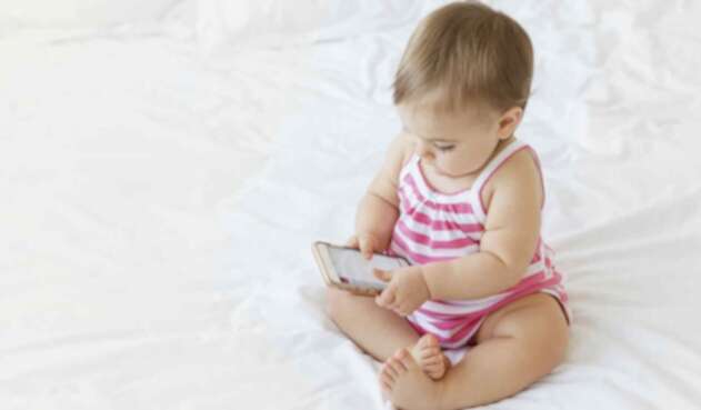 Niña con celular