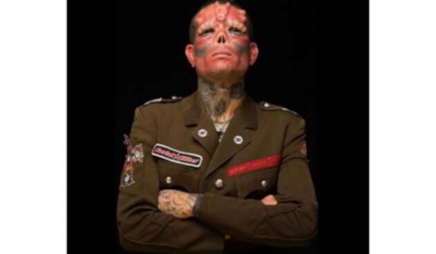 Hombreó se opera para ser como Red Skull, el malo de Capitán América