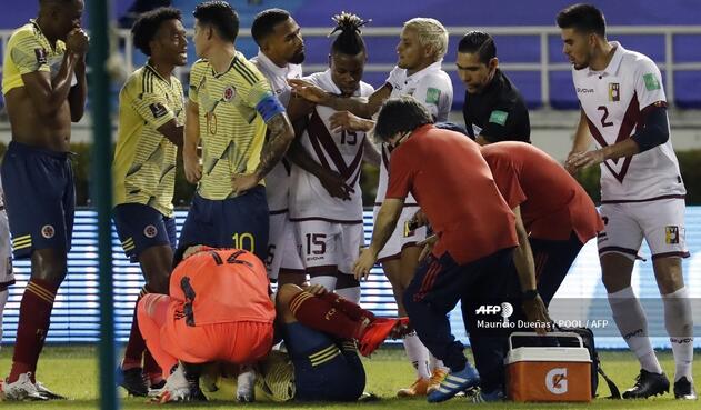 Santiago Arias y la dura lesión Santiago Arias y la dura lesión