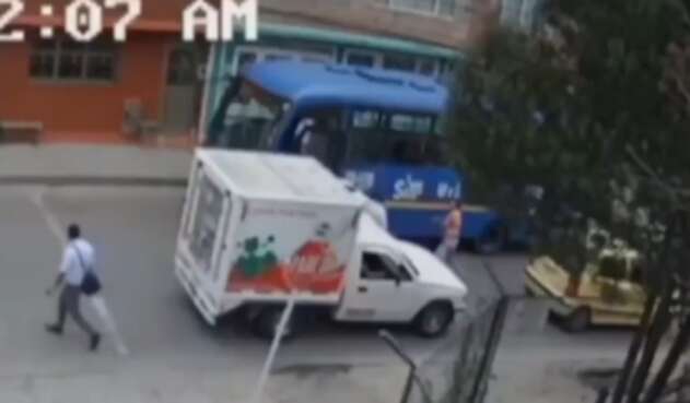 Pelea entre conductor de SITP y otro hombre Pelea entre conductor de SITP y otro hombre