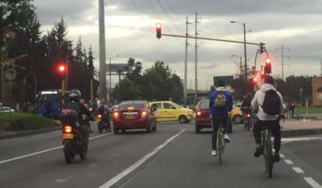 Ciclistas comparten vías con conductores, en Bogotá.