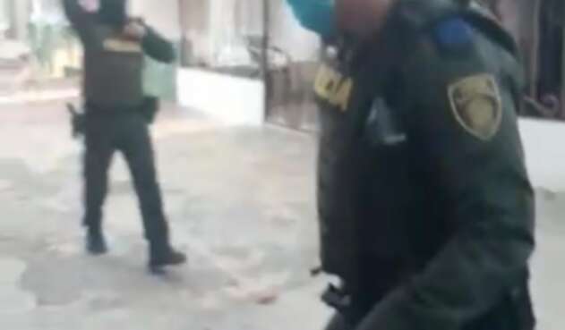 El uniformado está señalado de disparar contra un hombre.