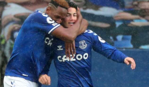 Yerry Mina celebra con James Rodríguez en Everton Yerry Mina celebra con James Rodríguez en Everton