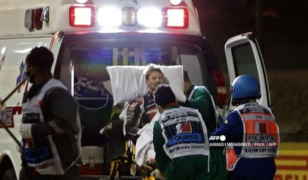 Grosjean llevado en ambulancia