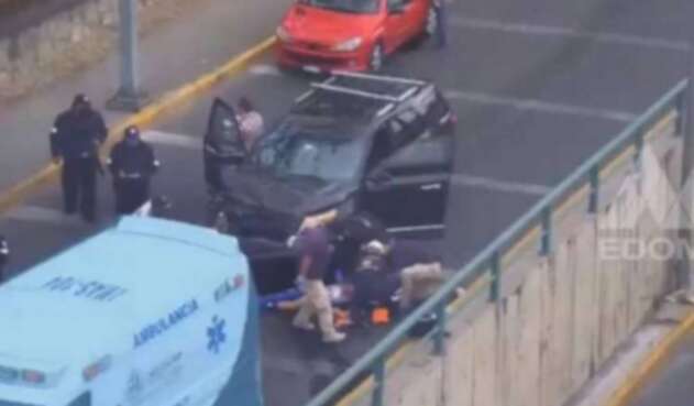 Camioneta arrolla ladrones en México