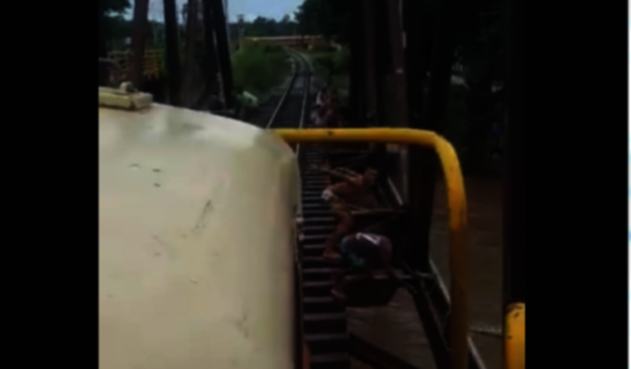 Menores se lanzan al río, antes de que los alcance el tren