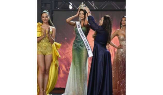 Catriona Gray en coronación de Laura Olascuaga como Miss Universe Colombia