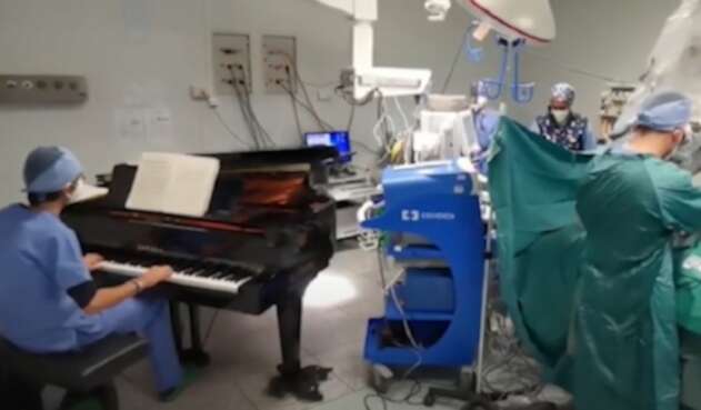 Doctor toca piano durante operación Doctor toca piano durante operación