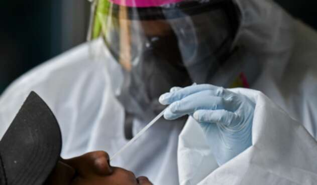 Los expertos han insistido en continuar con el uso de los tapabocas, el distanciamiento social y el lavado de manos. Pruebas de coronavirus en Colombia