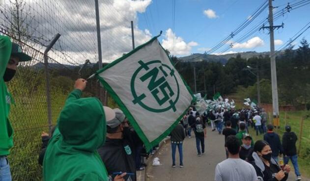 Los hinchas se aglomeraron a las afueras de la sede del equipo en Guarne, Antioquia.