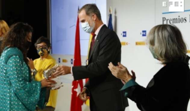 Carolay Morales recibe galardón de las manos del rey Felipe VI