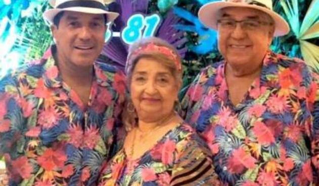 El Checo Acosta junto con sus padres Alci y Ruth.