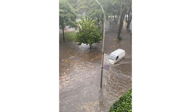 Fuerte aguacero dejó inundado el popular parque El Virrey