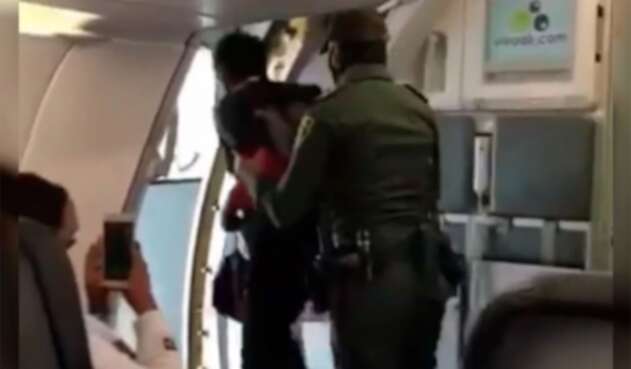 Un habitante de calle en un avión