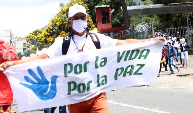 Marcha de exguerrilleros de las Farc hacia la Plaza de Bolívar. Marcha de exguerrilleros de las Farc hacia la Plaza de Bolívar.