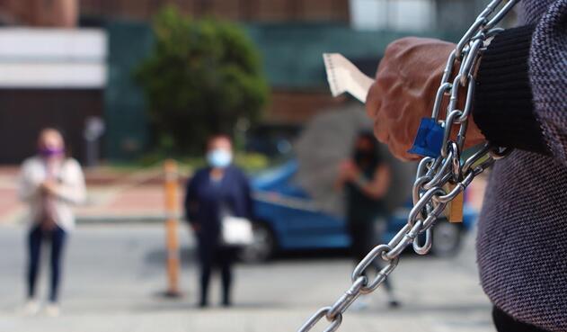 Protesta de empleados de la Fundación CIDCA encadenados