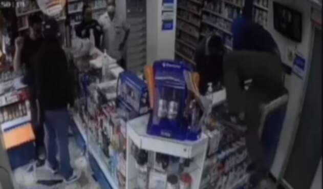 Ladrones se montan por vitrinas para efectuar robo en droguería de Bogotá