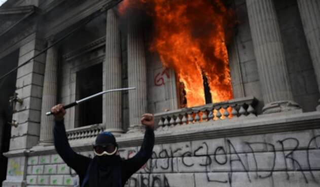 Manifestantes incendian sede del Congreso de Guatemala Manifestantes incendian sede del Congreso de Guatemala