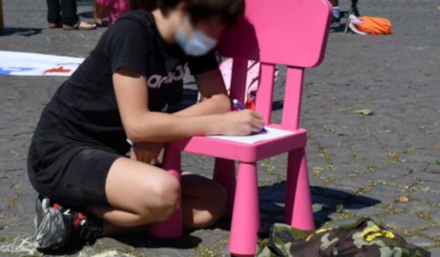 Niños en Italia toman clases al aire libre