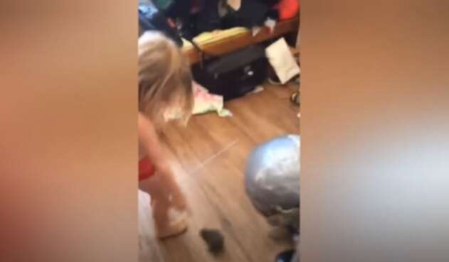niña sorprende a su gato