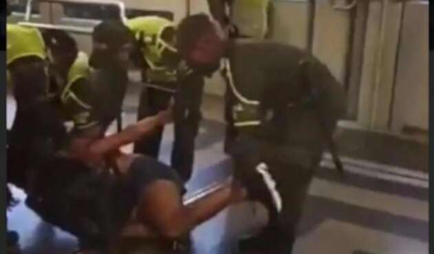 Momento en el que es sacada la mujer del vagón.